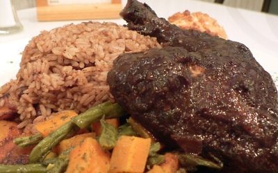Du poulet jerk servi avec du riz, des carottes et des haricots verts (Crédit : CC BY-SA, Wikimedia)
