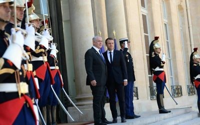 Le président français Emmanuel Macron, à droite, et le Premier ministre Benjamin Netanyahu, au palais de l'Elysée, à Paris, le 16 juillet 2017. (Crédit : Facebook/Le Likoud) Le président français Emmanuel Macron, à droite, et le Premier ministre Benjamin Netanyahu, au palais de l'Elysée, à Paris, le 16 juillet 2017. (Crédit : Facebook/Le Likoud)