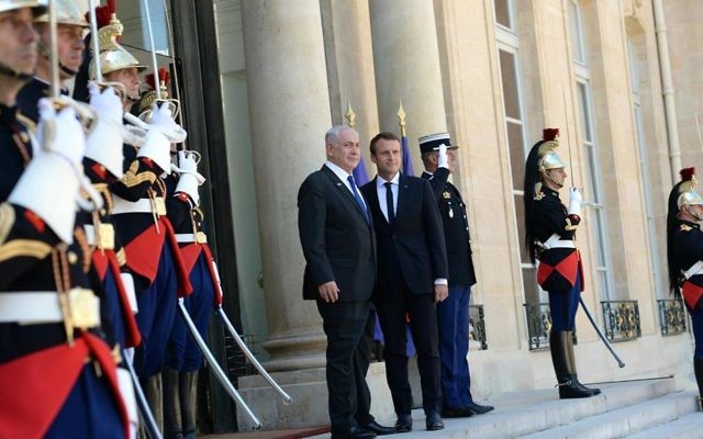 Le président français Emmanuel Macron, à droite, et le Premier ministre Benjamin Netanyahu, au palais de l'Elysée, à Paris, le 16 juillet 2017. (Crédit : Facebook/Le Likoud) Le président français Emmanuel Macron, à droite, et le Premier ministre Benjamin Netanyahu, au palais de l'Elysée, à Paris, le 16 juillet 2017. (Crédit : Facebook/Le Likoud)