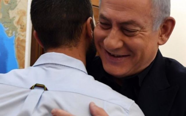Benjamin Netanyahu enlace chaleureusement l'agent de sécurité en poste à Amman, Ziv, le 25 juillet 2017 (Crédit : Haim Zach/GPO) Benjamin Netanyahu enlace chaleureusement l'agent de sécurité en poste à Amman, Ziv, le 25 juillet 2017 (Crédit : Haim Zach/GPO)