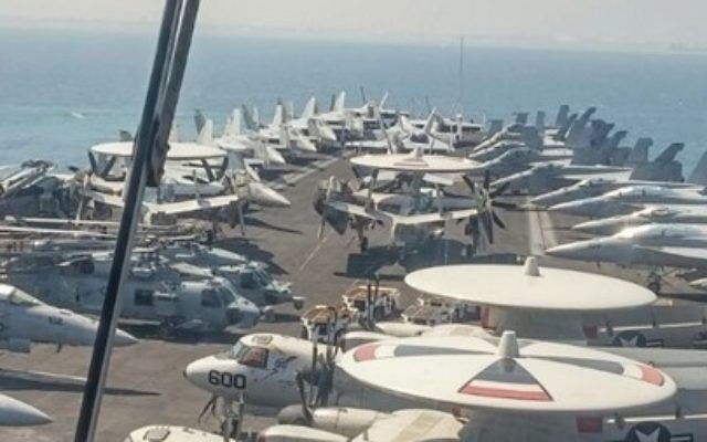 Le poste de pilotage de l'USS George H.W. Bush, au large de Haïfa, le 1er juillet 2017. (Crédit : Momi Gabay/Haifa Port Authority) Le poste de pilotage de l'USS George H.W. Bush, au large de Haïfa, le 1er juillet 2017. (Crédit : Momi Gabay/Haifa Port Authority)