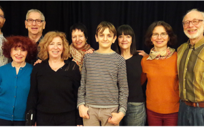 La troupe du Troïm Teater avec au centre Léopold Niborski, interprète du Petit Prince. (Crédit : Maison de la Culture yiddish)