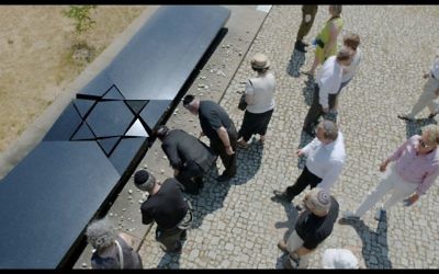 Mémorial aux victimes du pogrom de Kielce. (Crédit : capture d'écran/autorisation)