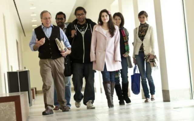 Gary Wasserman, à gauche, se promène dans un couloir sur le campus de Georgetown au Qatar avec ses étudiants en 2012. (Crédit : Georgetown University-Qatar)