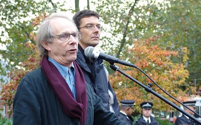 Le réalisateur Ken Loach s'exprime lors d'un rassemblement pour les droits des ouvriers à Londres (Crédit : CC BY 2.0 Bryce Edwards via Wikimedia Commons) Le réalisateur Ken Loach s'exprime lors d'un rassemblement pour les droits des ouvriers à Londres (Crédit : CC BY 2.0 Bryce Edwards via Wikimedia Commons)