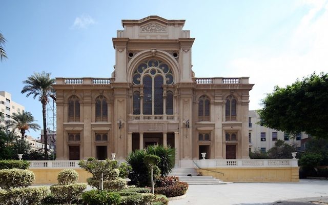 La synagogue Eliyahu HaNavi d'Alexandrie, en Egypte, en 2012. (Crédit : Roland Unger/Wikimedia Commons via JTA)