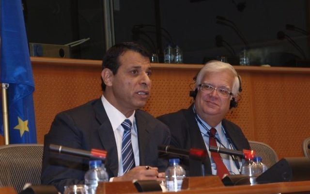Mohammed Dahlane, à gauche, au Parlement européen, le 3 décembre 2013. (Crédit : autorisation/Fernando Vaz das Neves) Mohammed Dahlane, à gauche, au Parlement européen, le 3 décembre 2013. (Crédit : autorisation/Fernando Vaz das Neves)