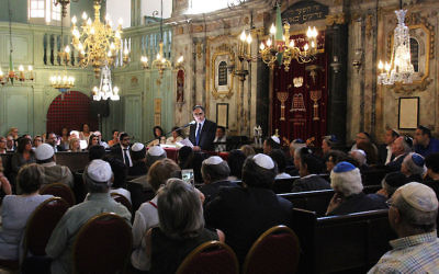 Meyer Benzecrit, président de la communauté juive de Carpentras, dans la synagogue de la ville, le 28 mai 2017. (Crédit : ville de Carpentras/via JTA)