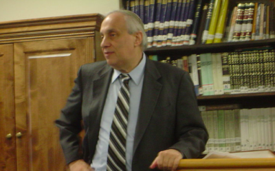 Le rabbin Avi Weiss s'exprime à l'école rabbinique de la Yeshivat Chovevei Torah le 19 Novembre 2007 (Crédit :  Drew Kaplan, CC-BY, via wikipedia)