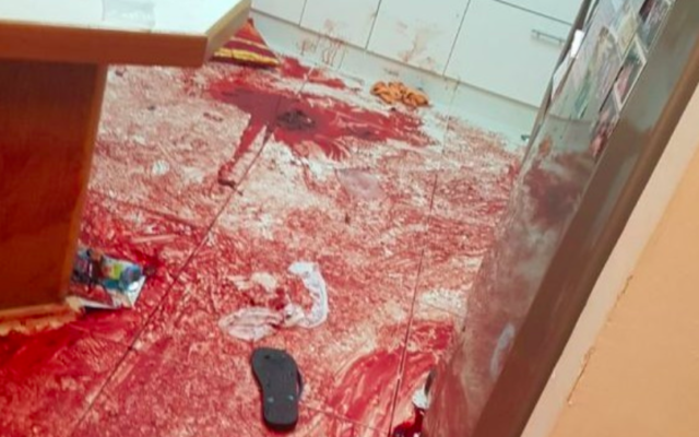 Une photo de la cuisine du domicile où a été perpétré une sanglante attaque au couteau faisant 3 morts, le 21 juillet 2017, à Halamish (Crédit : armée israélienne) Une photo de la cuisine du domicile où a été perpétré une sanglante attaque au couteau faisant 3 morts, le 21 juillet 2017, à Halamish (Crédit : armée israélienne)