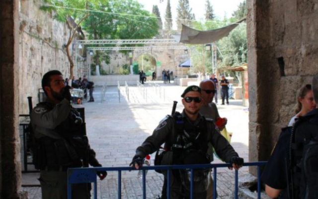 Des policiers des frontières montent la garde à l'extérieur de la porte des Lions de la Vieille Ville à Jérusalem, le 25 juillet 2017. (Crédit : Raoul Wootliff / Times of Israel) Des policiers des frontières montent la garde à l'extérieur de la porte des Lions de la Vieille Ville à Jérusalem, le 25 juillet 2017. (Crédit : Raoul Wootliff / Times of Israel)