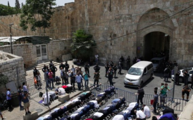 Les fidèles musulmans prient en dehors de la Porte des Lions de la Vieille Ville de Jérusalem aux entrées du Mont du Temple le 17 juillet 2017. (Crédit : AFP / Ahmad Gharabli) Les fidèles musulmans prient en dehors de la Porte des Lions de la Vieille Ville de Jérusalem aux entrées du Mont du Temple le 17 juillet 2017. (Crédit : AFP / Ahmad Gharabli)