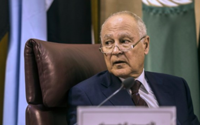 Le secrétaire général de la Ligue arabe Ahmed Aboul Gheit assiste à la réunion des ministres des Affaires étrangères arabes au Caire pour discuter de l'agitation à Jérusalem le 27 juillet 2017. (Crédit : AFP / KHALED DESOUKI)