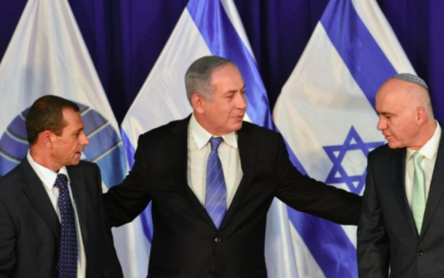 Le Premier ministre Benjamin Netanyahu est vu avec le chef sortant du Shin Bet, Yoram Cohen (D) et l'actuel chef Nadav Argaman (G) au bureau du Premier ministre à Jérusalem le 8 mai 2016. (Crédit : Kobi Gideon / GPO) Le Premier ministre Benjamin Netanyahu est vu avec le chef sortant du Shin Bet, Yoram Cohen (D) et l'actuel chef Nadav Argaman (G) au bureau du Premier ministre à Jérusalem le 8 mai 2016. (Crédit : Kobi Gideon / GPO)