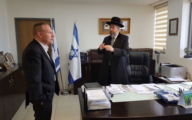 Le grand rabbin David Lau, à droite, et le cofondateur de Nefesh B'Nefesh, le rabbin Yehoshua Fass, le 11 juillet 2017. (Crédit : Nefesh B'Nefesh)