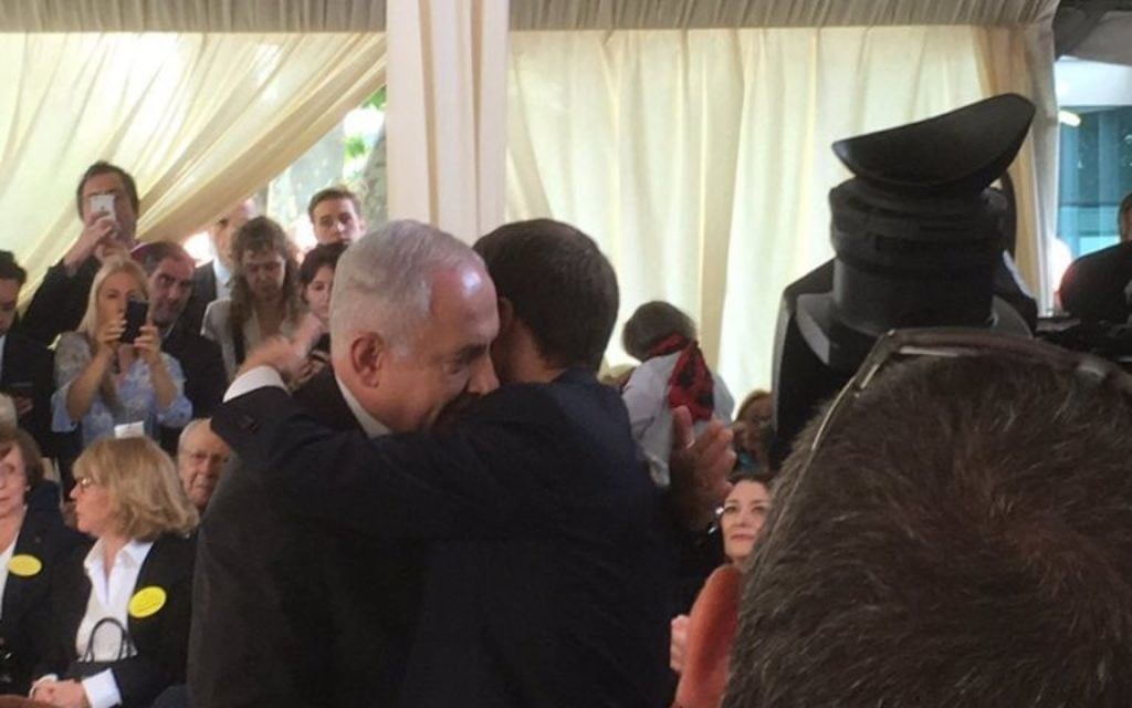Le Premier ministre Benjamin Netanyahu et le président français Emmanuel Macron pendant la cérémonie de commémoration du 75e anniversaire de la rafle du Vél' d'Hiv', à Paris, le 16 juillet 2017. (Crédit : Twitter/Le CRIF)