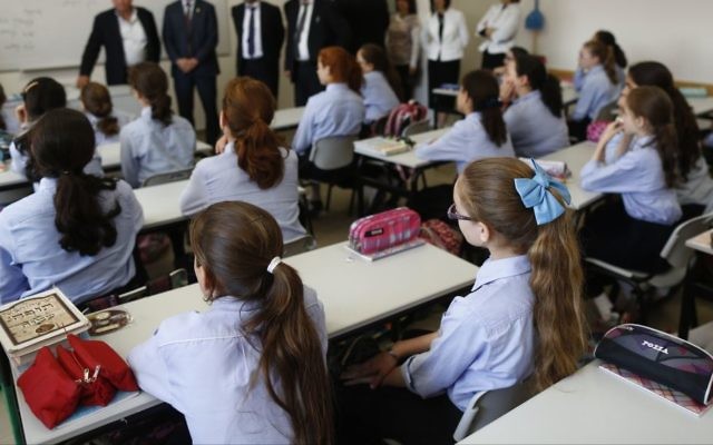 Image d'illustration de fillettes juives au sein d'une école ultra-orthodoxe de Jérusalem, le 2 septembre 2014 (Crédit : Yonatan Sindel/Flash90) Image d'illustration de fillettes juives au sein d'une école ultra-orthodoxe de Jérusalem, le 2 septembre 2014 (Crédit : Yonatan Sindel/Flash90)