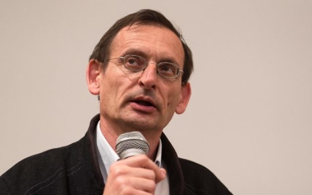 Dov Khenin, le 2 mars 2015 (Crédit : Danielle Shitrit/Flash90) Dov Khenin, le 2 mars 2015 (Crédit : Danielle Shitrit/Flash90)
