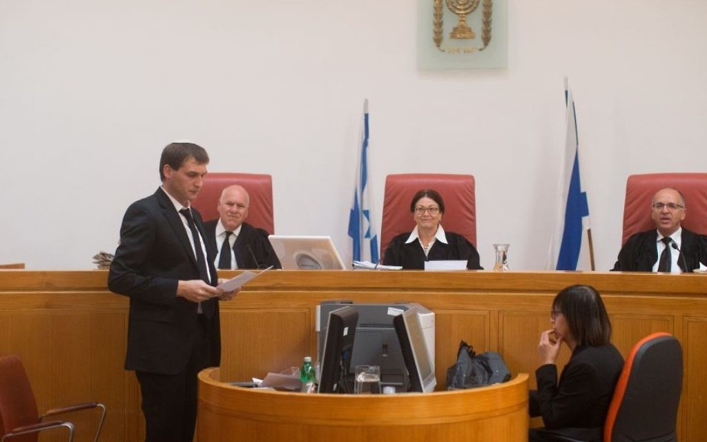 La magistrate à la Cour suprême Esther Hayut, au centre, avec les juges Noam Sohlberg, à droite, et Uzi Fogelman durant une audience à la Cour suprême de Jérusalem le 4 avril 2016 (Crédit : Yonatan Sindel/Flash90) La magistrate à la Cour suprême Esther Hayut, au centre, avec les juges Noam Sohlberg, à droite, et Uzi Fogelman durant une audience à la Cour suprême de Jérusalem le 4 avril 2016 (Crédit : Yonatan Sindel/Flash90)