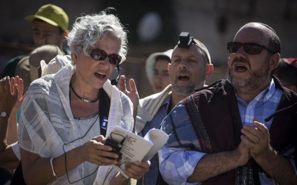 Les rabbins Amy Wallk Katz, à gauche, et Steven Wernick, tout à droite, au mur Occidental, dans la Vieille Ville de Jérusalem, le 7 juillet 2016. (Crédit : Hadas Parush/Flash90) Les rabbins Amy Wallk Katz, à gauche, et Steven Wernick, tout à droite, au mur Occidental, dans la Vieille Ville de Jérusalem, le 7 juillet 2016. (Crédit : Hadas Parush/Flash90)