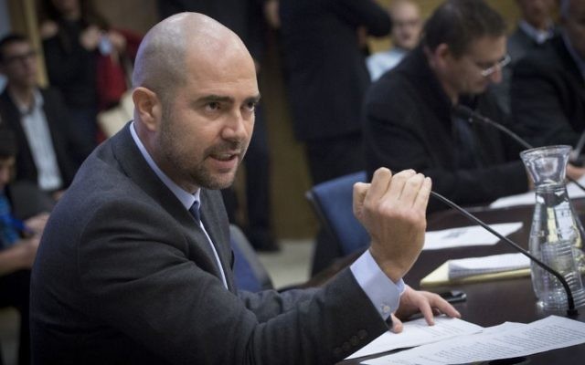 Amir Ohana, député du Likud, à la Knesset, le 28 décembre 2016. (Crédit : Miriam Alster/Flash90)