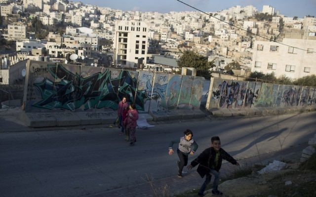 Des enfants palestiniens dans la ville de Hébron, en Cisjordanie, le 18 janvier 2017. (Crédit : Lior Mizrahi/Flash90)