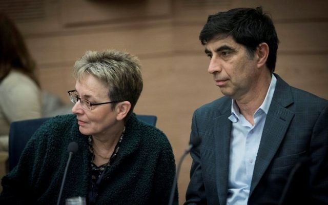 Leah, à gauche, et Simcha Goldin, parents de feu le soldat israélien Hadar Goldin lors d'une rencontre de commission de la Knesset le 1er février 2017 (Crédit : Yonatan Sindel/Flash90)