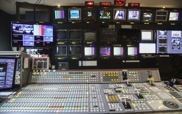 Photo de la salle de presse de la Deuxième chaîne dans le studio Neve Ilan à l'extérieur de Jérusalem, le 7 avril 2017 (Crédit : Isaac Harari / Flash90)