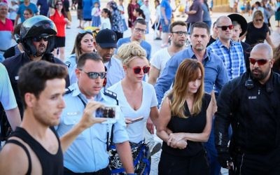 La chanteuse américaine Britney Spears ( au centre) s'est rendue au mur Occidental à Jérusalem, le 2 juillet 2017 avant son concert à Tel Aviv. (Crédit :Shlomi Cohen/Flash90)