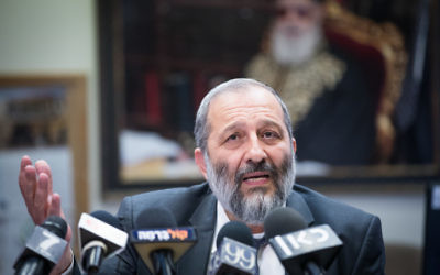 Le chef du parti Shas, Aryeh Deri, lors de la réunion hebdomadaire du parti à la Knesset, le 3 juillet 2017. (Crédit : Yonatan Sindel/Flash90)