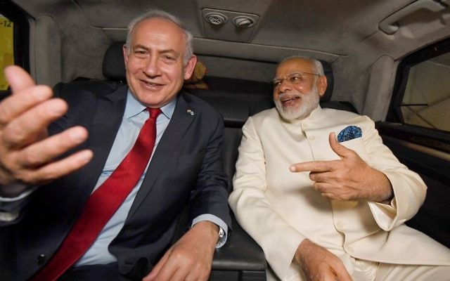 Le Premier ministre Benjamin Netanyahu dans une voiture avec son homologue indien Narendra Modi après l'arrivé de ce dernier à l'aéroport international de Ben Gurion à Tel Aviv le 4 juillet 2017 (Crédit : Haim Zach / GPO / Flash90)