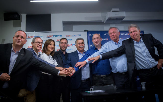 Amir Peretz, candidat à la direction du Parti travailliste, au centre, avec le président de la Histadrout Avi Nissenkorn et des députés travaillistes pendant une conférence de presse à Tel Aviv, le 5 juillet 2017. (Crédit : Miriam Alster/Flash90) Amir Peretz, candidat à la direction du Parti travailliste, au centre, avec le président de la Histadrout Avi Nissenkorn et des députés travaillistes pendant une conférence de presse à Tel Aviv, le 5 juillet 2017. (Crédit : Miriam Alster/Flash90)