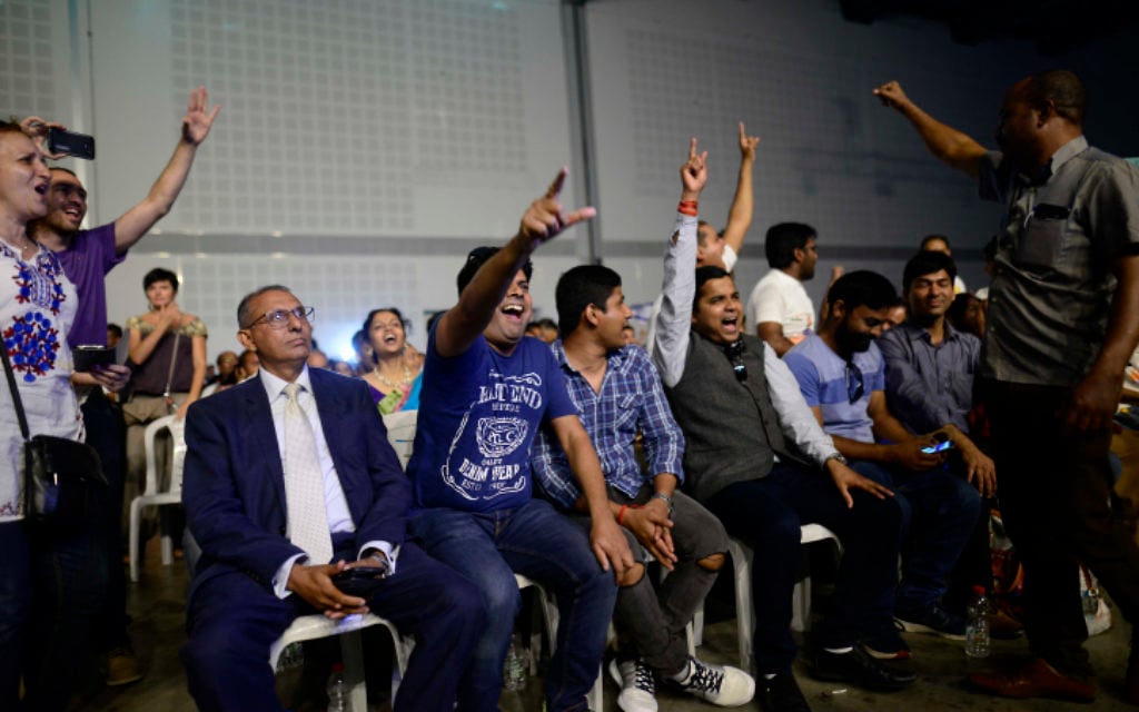 Des membres de la communauté indienne en Israël pendant un évènement marquant les 25 ans de relations entre Israël et l'Inde pendant la visite officielle du Premier ministre Narendra Modi au Centre des conventions de Tel Aviv, le 5 juillet 2017. (Crédit : Tomer Neuberg/Flash90)