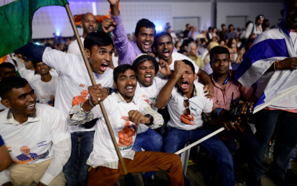 Des membres de la communauté indienne en Israël pendant un évènement marquant les 25 ans de relations entre Israël et l'Inde pendant la visite officielle du Premier ministre Narendra Modi au Centre des conventions de Tel Aviv, le 5 juillet 2017. (Crédit : Tomer Neuberg/Flash90)