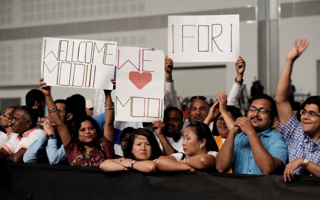Des membres de la communauté indienne en Israël pendant un évènement marquant les 25 ans de relations entre Israël et l'Inde pendant la visite officielle du Premier ministre Narendra Modi au Centre des conventions de Tel Aviv, le 5 juillet 2017. (Crédit : Tomer Neuberg/Flash90)