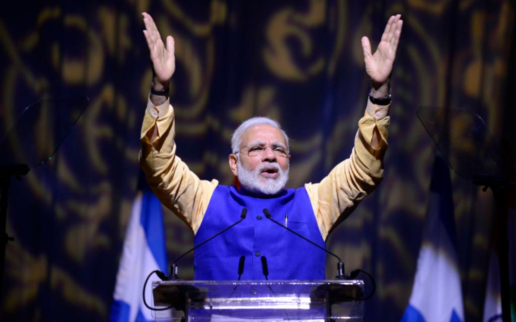 Le Premier ministre indien Narendra Modi pendant un évènement marquant les 25 ans de relations entre Israël et l'Inde au Centre des conventions de Tel Aviv, le 5 juillet 2017. (Crédit : Tomer Neuberg/Flash90)
