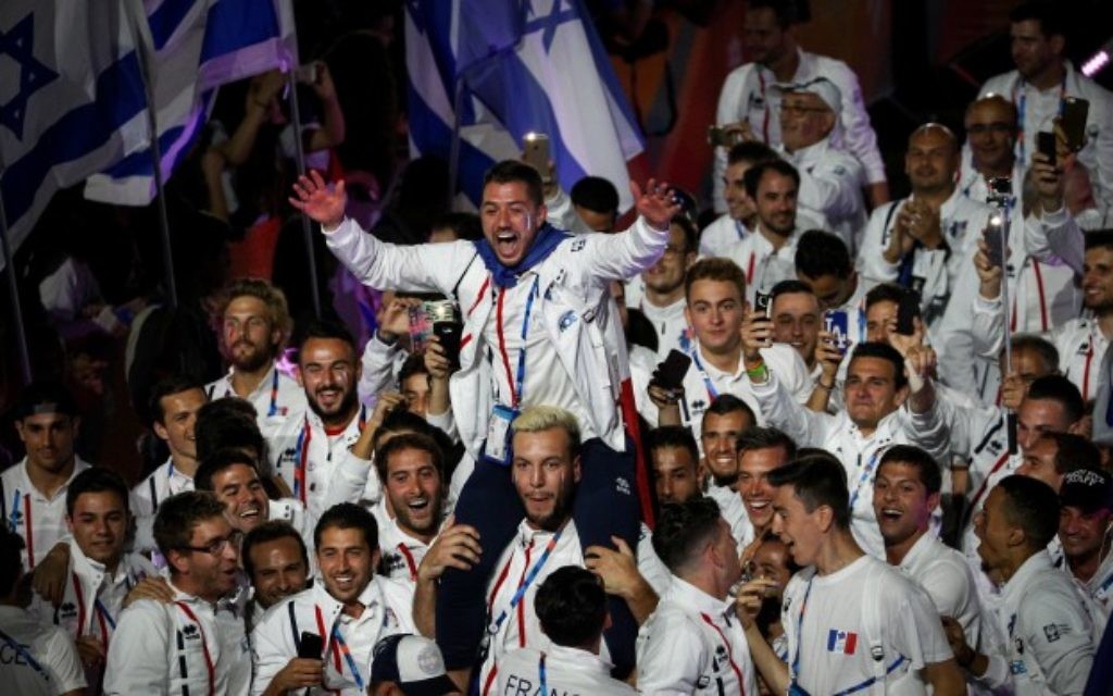 Les athlètes juifs qui participent aux 20èmes Maccabiades avec le drapeau national lors de la cérémonie d'ouverture des Jeux de Maccabiah à Jérusalem, le 6 juillet 2017 (Crédit : Yonatan Sindel / Flash90) Les athlètes juifs qui participent aux 20èmes Maccabiades avec le drapeau national lors de la cérémonie d'ouverture des Jeux de Maccabiah à Jérusalem, le 6 juillet 2017 (Crédit : Yonatan Sindel / Flash90)