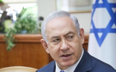 Le Premier ministre Benjamin Netanyahu pendant la réunion hebdomadaire du cabinet, dans ses bureaux, à Jérusalem, le 9 juillet 2017. (Crédit : Ohad Zweigenberg/Flash90)