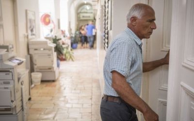 Mordechai Vanunu devant la Cour des magistrats de Jérusalem, qui l'a reconnu coupable d'avoir violé les conditions de sa libération, le 10 juillet 2017. (Crédit : Hadas Parush/Flash90)