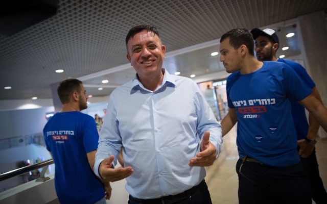 Avi Gabbay le jour de son élection à la tête du Parti travailliste, à Tel Aviv, le 10 juillet 2017. (Crédit : Miriam Alster/Flash90) Avi Gabbay le jour de son élection à la tête du Parti travailliste, à Tel Aviv, le 10 juillet 2017. (Crédit : Miriam Alster/Flash90)