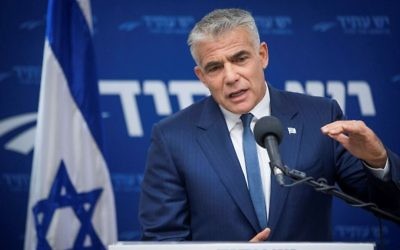 Yair Lapid, président de Yesh Atid, pendant une réunion de son groupe parlementaire à la Knesset, le 10 juillet 2017. (Crédit : Yonatan Sindel/Flash90)