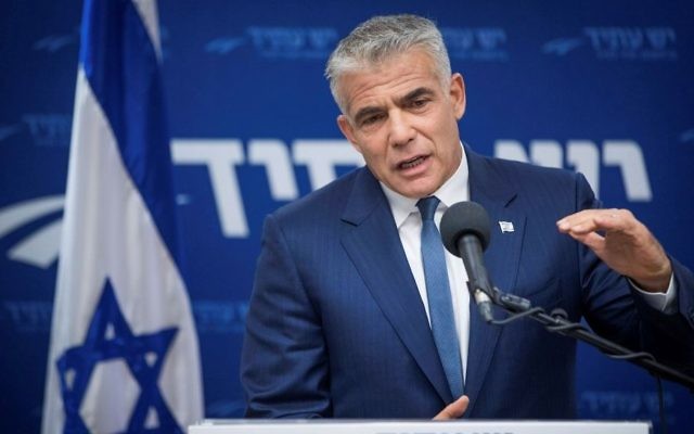 Yair Lapid, président de Yesh Atid, pendant une réunion de son groupe parlementaire à la Knesset, le 10 juillet 2017. (Crédit : Yonatan Sindel/Flash90) Yair Lapid, président de Yesh Atid, pendant une réunion de son groupe parlementaire à la Knesset, le 10 juillet 2017. (Crédit : Yonatan Sindel/Flash90)