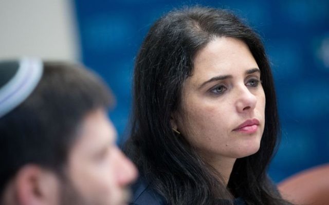 La ministre de la Justice, Ayelet Shaked, participant à une réunion de faction de son parti HaByit HaYehudi à la Knesset, le 10 juillet 2017 (Crédit : Yonatan Sindel / Flash90) La ministre de la Justice, Ayelet Shaked, participant à une réunion de faction de son parti HaByit HaYehudi à la Knesset, le 10 juillet 2017 (Crédit : Yonatan Sindel / Flash90)