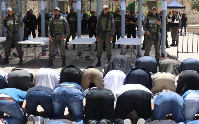 Des fidèles musulmans protestent contre les détecteurs de métaux mis en place à l'entrée du mont du Temple après un attentat, le 16 juillet 2017. (Crédit : Yonatan Sindel/Flash90) Des fidèles musulmans protestent contre les détecteurs de métaux mis en place à l'entrée du mont du Temple après un attentat, le 16 juillet 2017. (Crédit : Yonatan Sindel/Flash90)