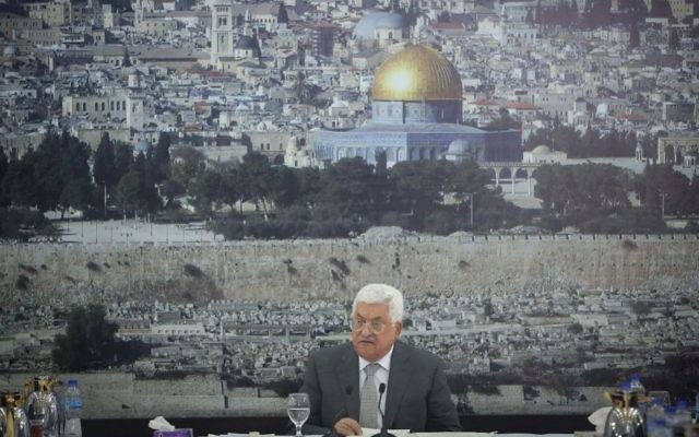 Le président de l'Autorité palestinienne Mahmoud Abbas donne un discours durant une rencontre des dirigeants palestiniens dans la ville de Ramallah en Cisjordanie, durant lequel il annonce le gel de tous les contacts avec Israël (Crédit : Flash90) Le président de l'Autorité palestinienne Mahmoud Abbas donne un discours durant une rencontre des dirigeants palestiniens dans la ville de Ramallah en Cisjordanie, durant lequel il annonce le gel de tous les contacts avec Israël (Crédit : Flash90)