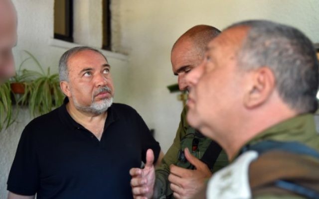 Avigdor Liberman dans la maison où un terroriste palestinien de 19 ans a tué 3 Israéliens, le 22 juillet 2017 (Crédit : Ariel Hermoni/Ministry of Defense/Flash90) Avigdor Liberman dans la maison où un terroriste palestinien de 19 ans a tué 3 Israéliens, le 22 juillet 2017 (Crédit : Ariel Hermoni/Ministry of Defense/Flash90)