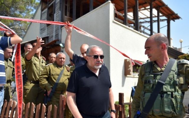 Avigdor Liberman dans la maison où un terroriste palestinien de 19 ans a tué 3 Israéliens, le 22 juillet 2017 (Crédit : Ariel Hermoni/Ministry of Defense/Flash90)