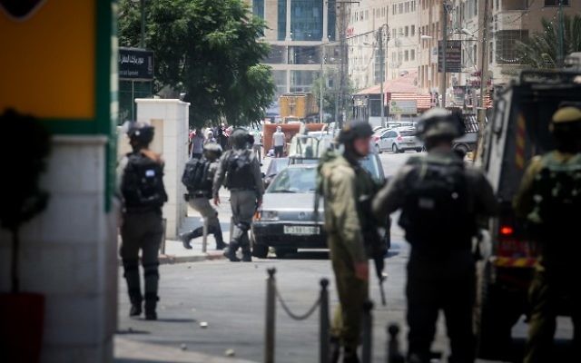 Des soldats israéliens à Ramallah, le 25 juillet 2017. Illustration (Crédit : Flash 90) Des soldats israéliens à Ramallah, le 25 juillet 2017. Illustration (Crédit : Flash 90)
