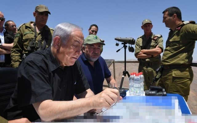 Le Premier ministre Benjamin Netanyahu et le ministre de la Défense Avigdor Liberman visitent la frontière nord sur le plateau du Golan, le 25 juillet 2017 (Crédit : Kobi Gideon/GPO/Flash90)