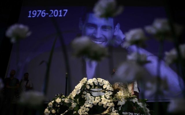 Les amis, les fans et la famille rendent hommage aux funérailles du chanteur et réalisateur Amir Fryszer Guttman au Habima Theatre à Tel Aviv le 25 juillet 2017 (Crédit : Tomer Neuberg / Flash90)